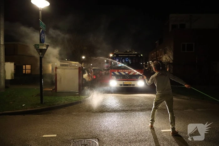 Meerdere papiercontainers in vlammen op