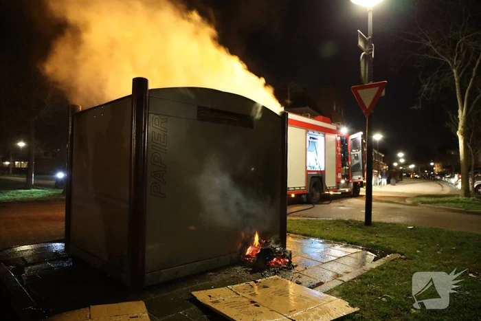 Meerdere papiercontainers in vlammen op
