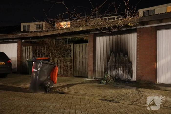 Meerdere papiercontainers in vlammen op