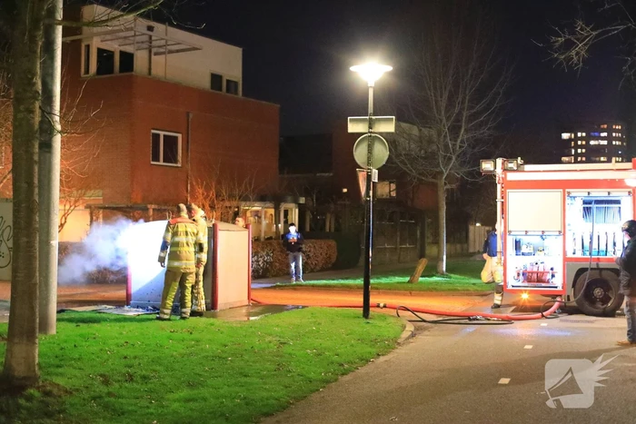Meerdere papiercontainers in vlammen op