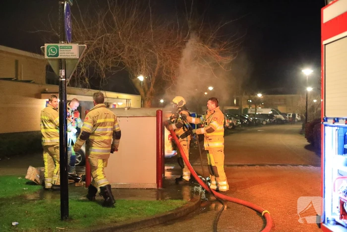 Meerdere papiercontainers in vlammen op
