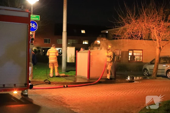 Meerdere papiercontainers in vlammen op