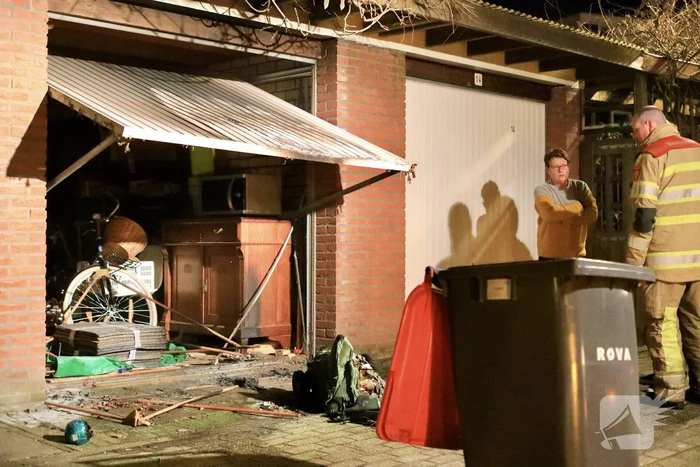 Meerdere papiercontainers in vlammen op