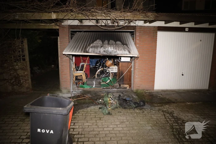 Meerdere papiercontainers in vlammen op