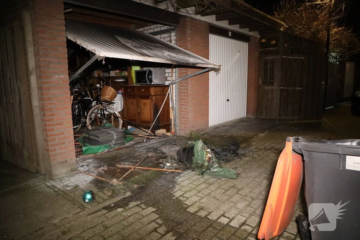 Meerdere papiercontainers in vlammen op