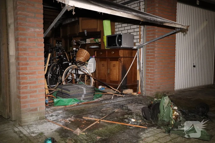 Meerdere papiercontainers in vlammen op