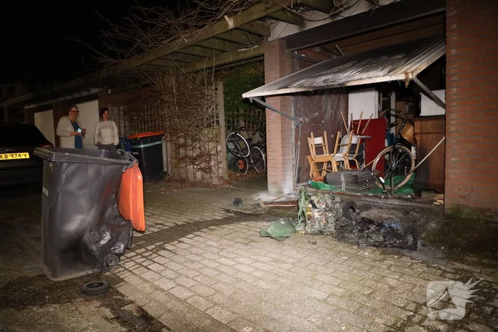 Meerdere papiercontainers in vlammen op