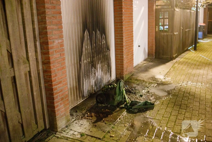 Meerdere papiercontainers in vlammen op
