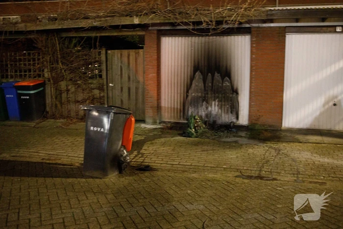 Meerdere papiercontainers in vlammen op