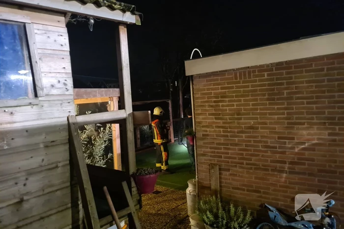 Brandweer blust brand in achtertuin