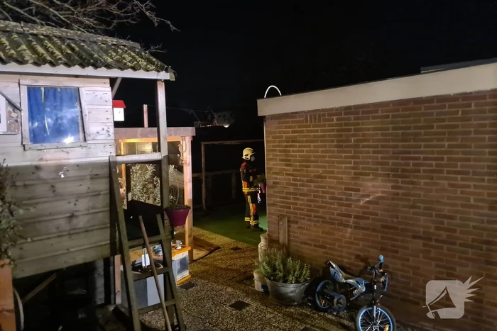 Brandweer blust brand in achtertuin