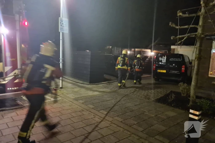 Brandweer blust brand in achtertuin
