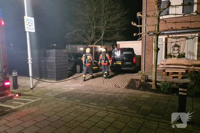 Brandweer blust brand in achtertuin