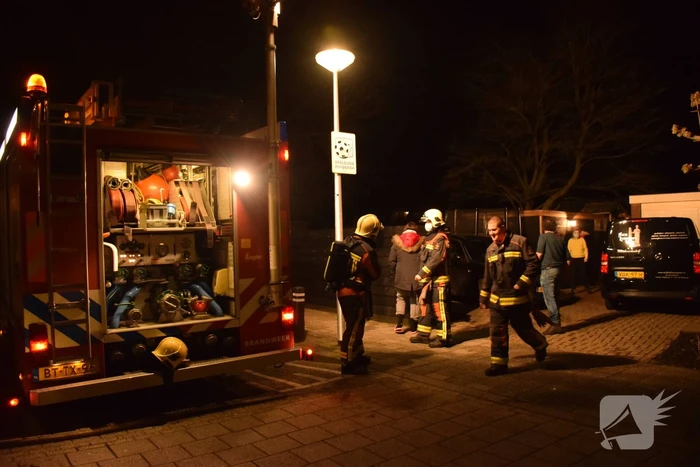 Brandweer blust brand in achtertuin