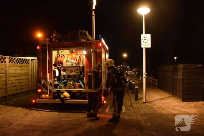 Brandweer blust brand in achtertuin