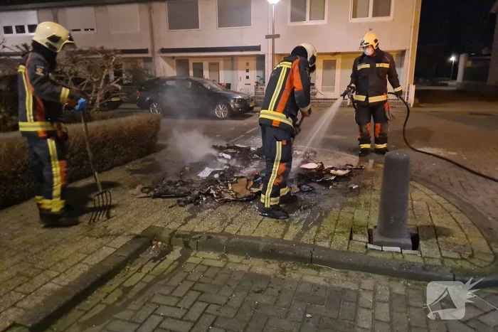 Brandstichter steekt karton aan op straat