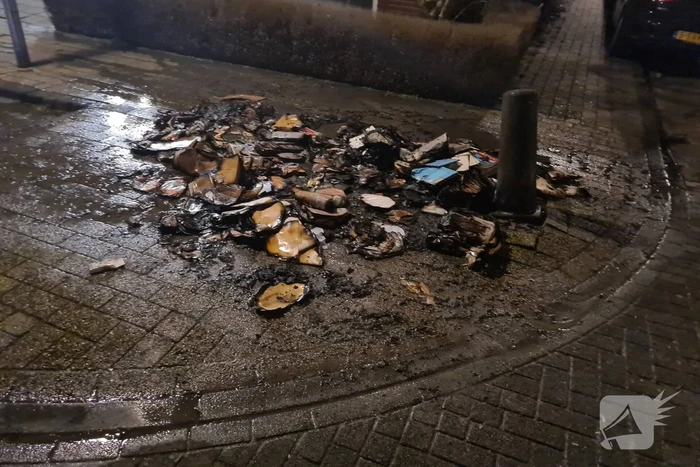 Brandstichter steekt karton aan op straat