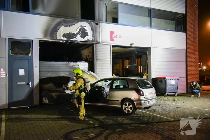 Frans voertuig rijdt in op loods