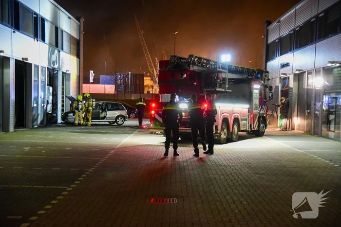 Frans voertuig rijdt in op loods