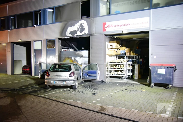 Frans voertuig rijdt in op loods
