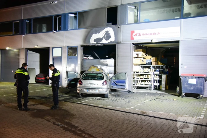 Frans voertuig rijdt in op loods