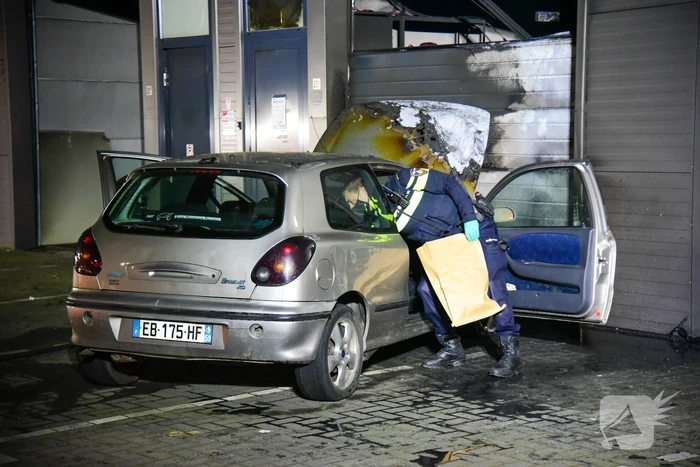 Frans voertuig rijdt in op loods