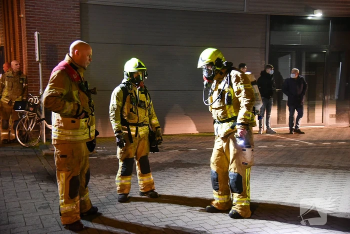 Frans voertuig rijdt in op loods