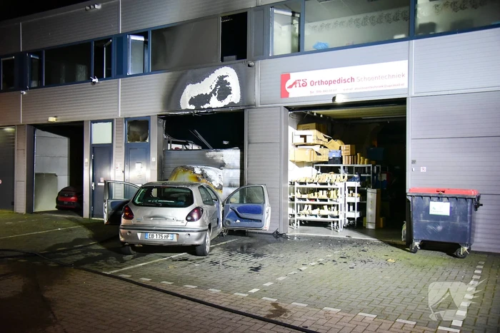 Frans voertuig rijdt in op loods