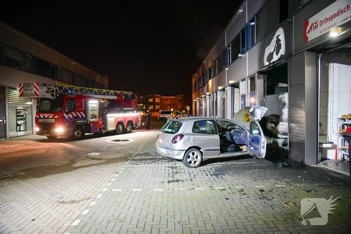 Frans voertuig rijdt in op loods