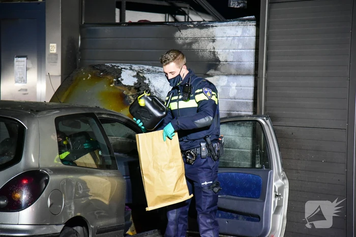 Frans voertuig rijdt in op loods