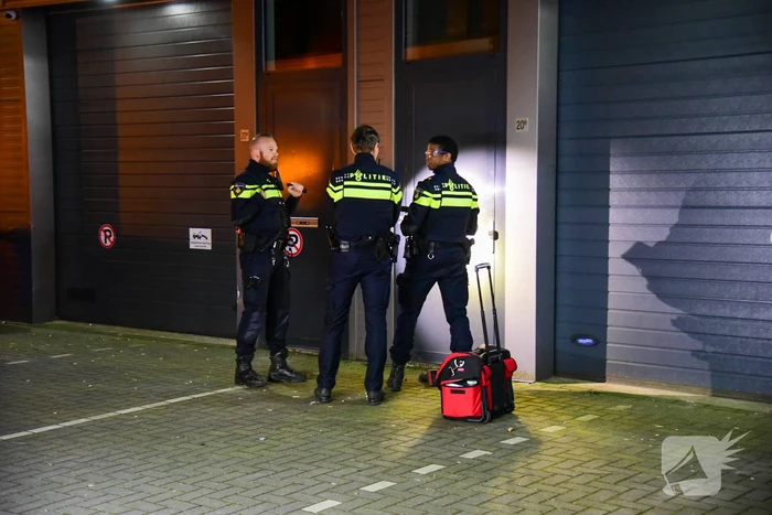 Frans voertuig rijdt in op loods