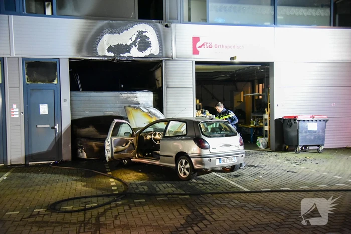 Frans voertuig rijdt in op loods