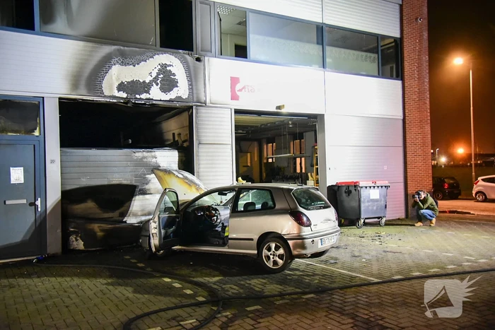 Frans voertuig rijdt in op loods