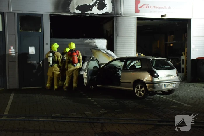 Frans voertuig rijdt in op loods