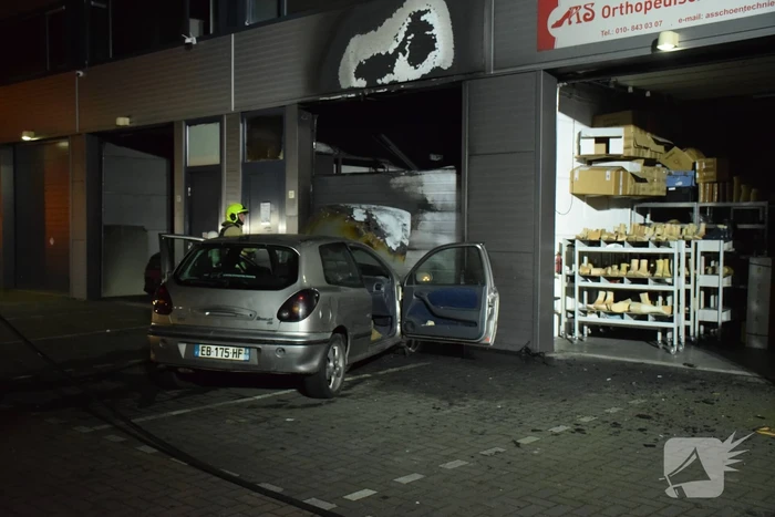 Frans voertuig rijdt in op loods