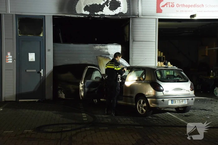 Frans voertuig rijdt in op loods