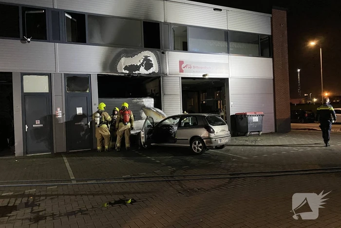 Frans voertuig rijdt in op loods