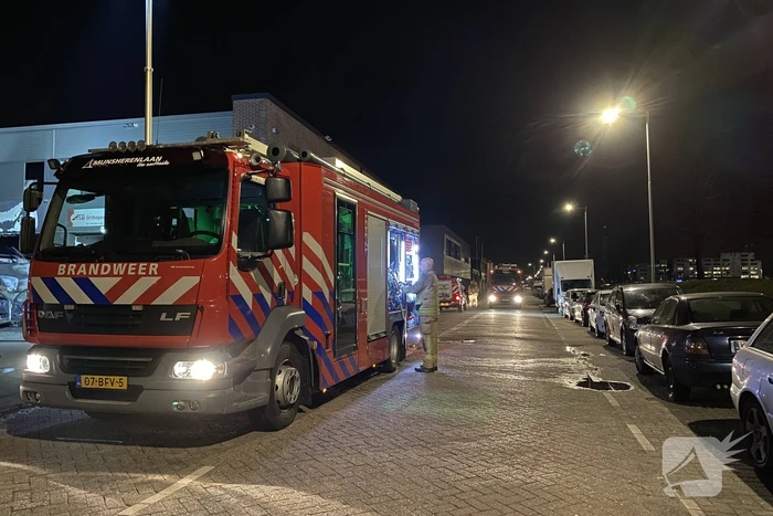 Frans voertuig rijdt in op loods