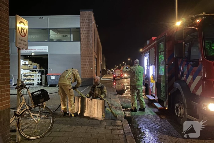 Frans voertuig rijdt in op loods