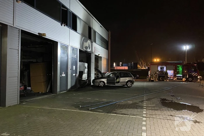 Frans voertuig rijdt in op loods