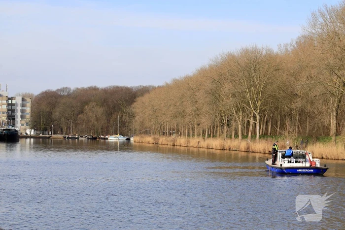 Auto met drie kinderen te water, moeder vermist