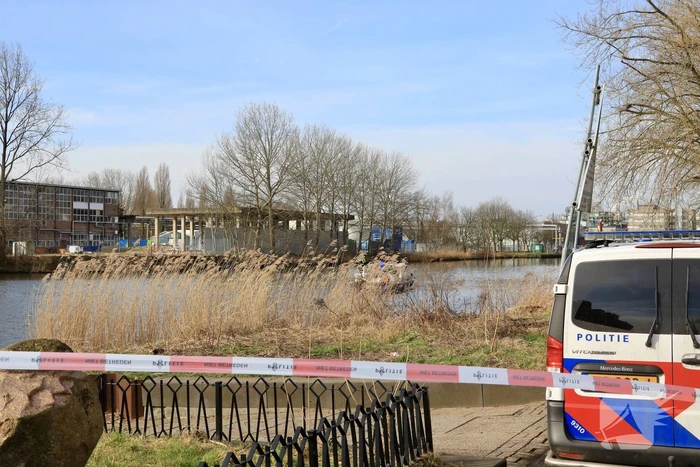 Auto met drie kinderen te water, moeder vermist