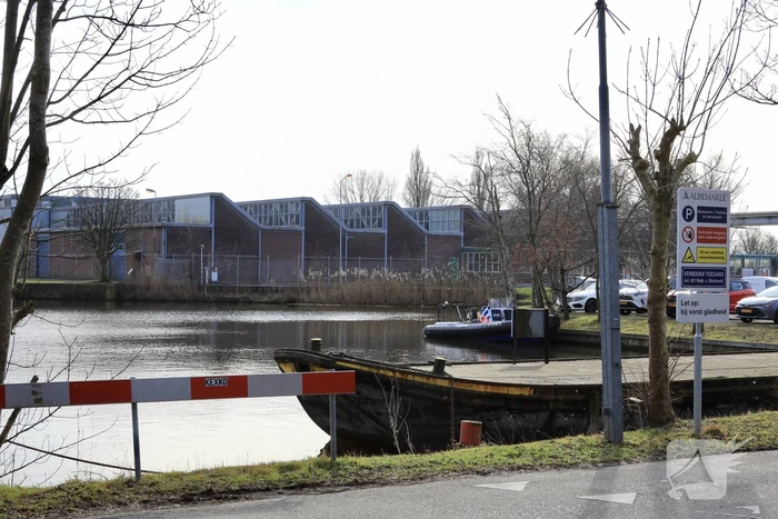 Auto met drie kinderen te water, moeder vermist