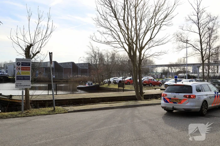 Auto met drie kinderen te water, moeder vermist