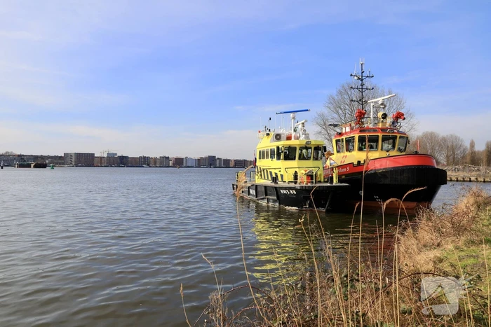 Auto met drie kinderen te water, moeder vermist