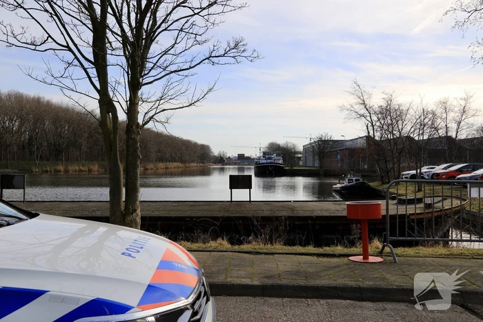 Auto met drie kinderen te water, moeder vermist
