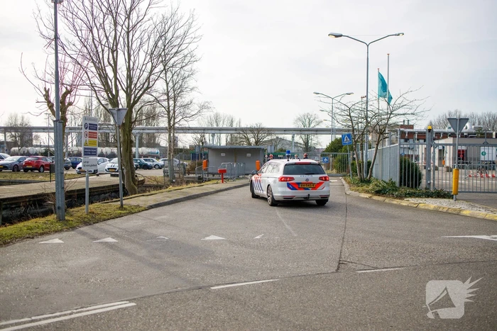Auto met drie kinderen te water, moeder vermist