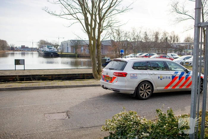 Auto met drie kinderen te water, moeder vermist