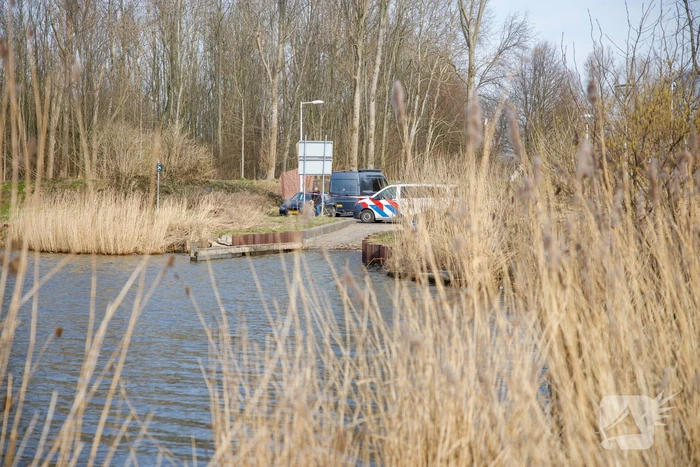 Auto met drie kinderen te water, moeder vermist