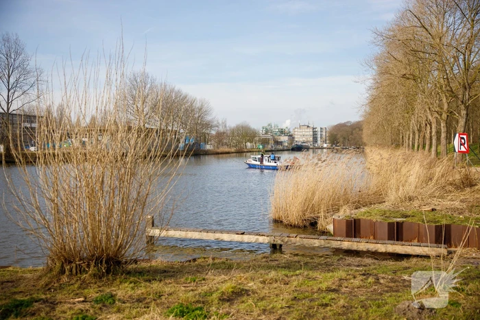 Auto met drie kinderen te water, moeder vermist